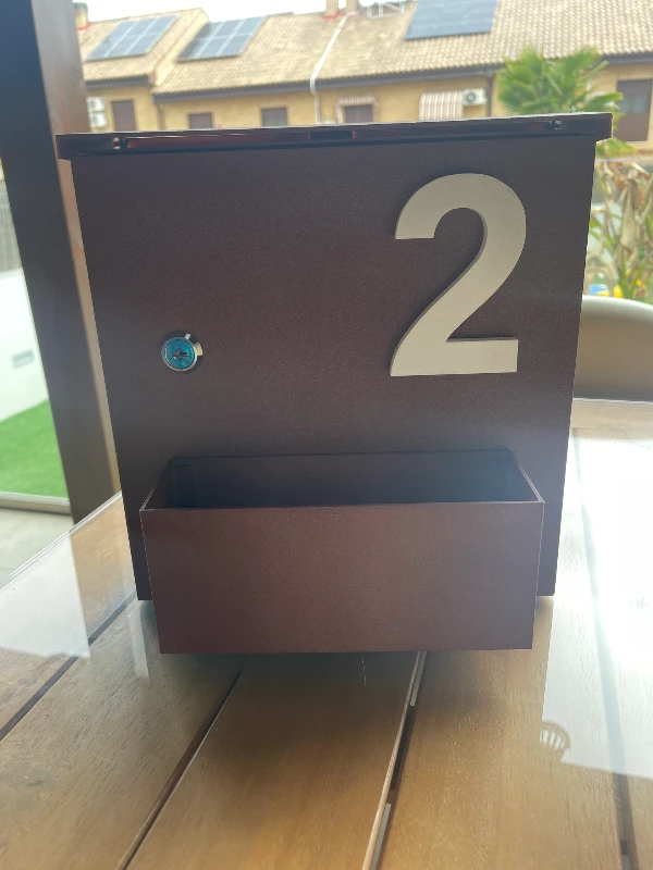 Buzón exterior marrón personalizable 3D